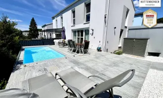 Traumhaftes Wohnen in moderner Doppelhaushälfte mit wunderbaren Pool - 139m² Wohnfläche, 4 Zimmer & 1 großer Keller in Wohnqualität, Garten, Terrasse, 2 Stellplätze (Carport möglich!) - nur 610.000,00 € in Alland!