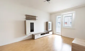 ** Schöne 2 Zimmer Wohnung mit Loggia, Parkplatz und toller Einbauküche **