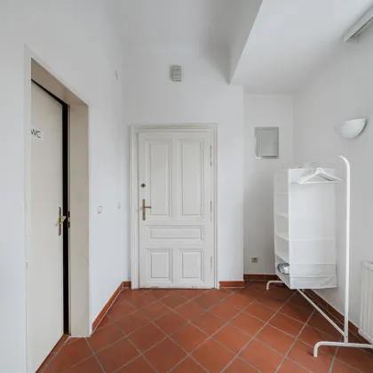 2 ZIMMER ALTBAU im 3. LIFTSTOCK II ca. 11m² BALKON II SOFORT NUTZBAR II AIRBNB oder SELBST EINZIEHEN II KOMPLETT MÖBLIERT II NÄHE U6/AKH/VOLKSOPER/WUK - Bild 3