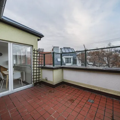 PERFEKTE WG im DG II 2 ZIMMER + WOHNKÜCHE + 11m² TERRASSE II SOFORT NUTZBAR II AIRBNB oder SELBST EINZIEHEN II KOMPLETT MÖBLIERT II NÄHE U6/AKH/VOLKSOPER/WUK - Bild 2