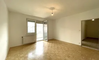 Unschlagbares Preis-/Leistungsverhältnis - mit wenig Aufwand zur Traumwohnung: Zentrale 3-Raum-Wohnung mit Balkon, nähe Donau/Zentrum