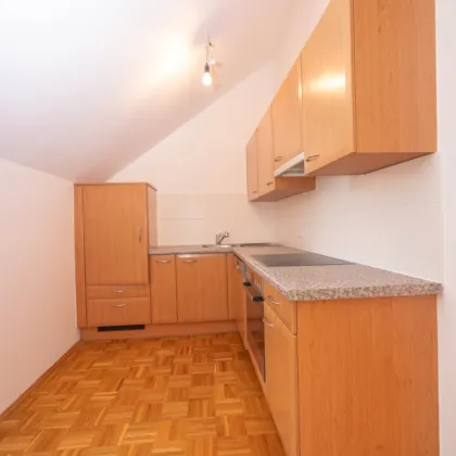 ! Schöne 3  Zimmer mit 36 m² Wohnküche und 7,8 m² Balkon, grüner Innenhof, hell, ruhig, 1. OG, Dachgeschoss, D ! - Bild 3