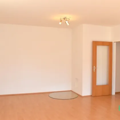 Wr. Neustadt zentrale Lage – sehr gepflegte, lichtdurchflutete 3-Zimmer Mietwohnung mit Balkon und PKW-Stellplatz - Bild 2