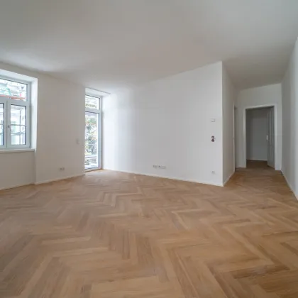 September 2024! Kernsanierte 3-Zimmer Wohnung mit 20qm hofseitigem Balkon und unglaublicher Deckenhöhe - Bild 2