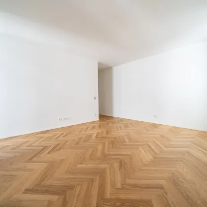 September 2024! Kernsanierte 3-Zimmer Altbauwohnung mit hofseitigem rund 22 qm großem Balkon! - Bild 2