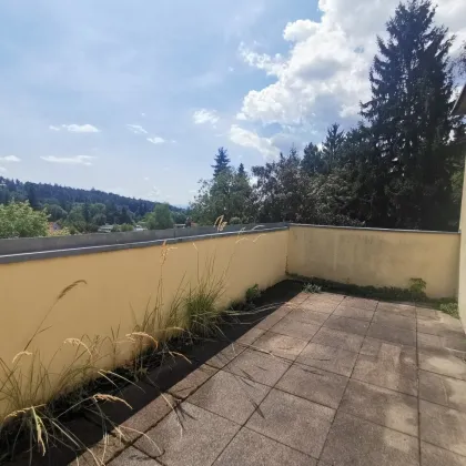 Hübsche Singlewohnung mit großer Terrasse und schönem Blick zum Leechwald in begehrter Lage! - Bild 2