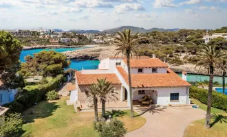 Villa in einzigartiger Lage an der Strandbucht Cala Anguila / Mallorca mit Vermietungs-Lizenz