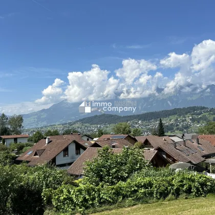 Totaler Ruhepol, geteiltes Baugrundstück, ca. 510 m2, Feldkirch-Tisis od. doppelte Größe, 2x ca. 510 m2 (ca. 1.021 m2), in 6 Min. p. PKW v. Stadtzentrum Feldkirch direkt mitten im Grünen, Stille/Ruhe/Erholung, Berg- u. Panorama-Blick, Bus-Station in 50 m. - Bild 2