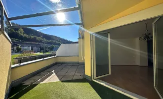 226 Immobilien: 4-Zimmer-Dachgeschosswohnung mit genialem Raumkonzept und Südterrasse in Innsbruck Amras / optional 2 TG-AP