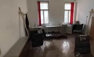 Sanierungsbedürftige 1-Zimmer-Altbauwohnung !!