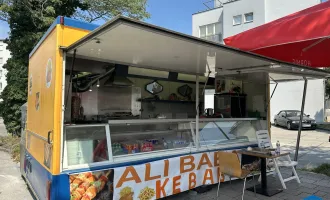 Verkaufsstand (Imbisswagen) nahe Bahnhofplatz im Utoya-Park