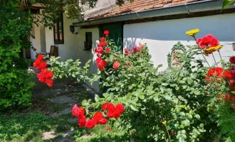 Romantisches kleines Juwel mit traumhaft großen Garten