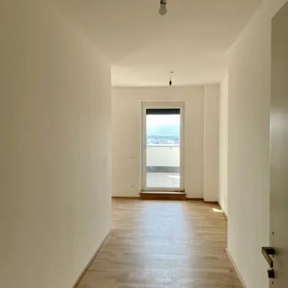 Neubau Erstbezug Sonnige Drei Zimmer Wohnung mit geräumiger Außenfläche und Fernblick - Bild 3