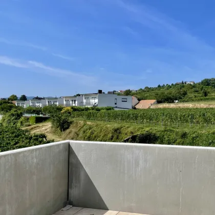 Neubau Erstbezug Ruhige Drei Zimmer Wohnung mit Balkon und traumhaften Ausblick - Bild 2