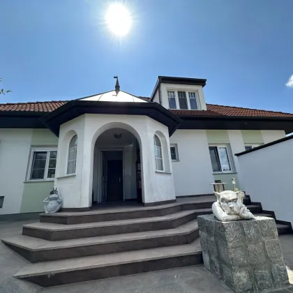 Wohnen AM GIPFELBERG | Großfamilienhaus mit unverbaubarem Ausblick | Pool & Whirlpool | 4 Garagenstellplätze | Hof am Leithaberge - Bild 2