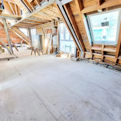 Neuer Preis! Genial! Ein Traum im Dachgeschoss mit hofseitigem Balkon und Dachterrasse! U4 und U6 ums Eck + Luftwärmepumpe + Perfekte Infrastruktur + Rundum saniertes Altbauhaus! - Bild 3