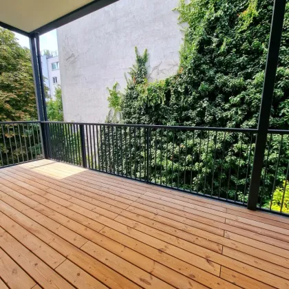 Traumhafte Altbauwohnung mit Riesen-Balkon! Frisch saniert + Absolute Hof-Ruhelage + Fairer Preis + TOP Anbindung! - Bild 3