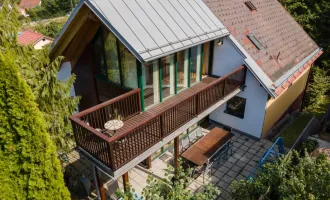 ALT UND NEU ZUGLEICH  - EINFAMILIENHAUS IN GRÜNLAGE MIT FERNBLICK  und Bach an der Grundstücksgrenze