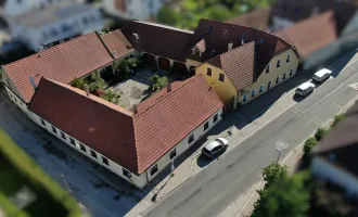 Traditioneller Vierkanthof mit Heurigenlokal, zwei Wohnhäusern und ausbaufähigen Lagerräumlichkeiten in Furth-Palt bei Krems!