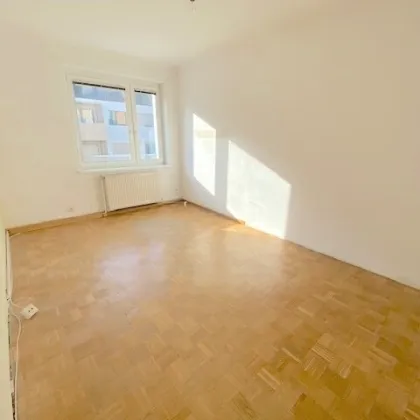 NEUER PREIS! PROVISIONSFREI VOM EIGENTÜMER! UNSANIERTE 4-ZIMMER FAMILIENWOHNUNG NÄHE HANDELSKAI! - Bild 2