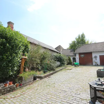 Sanierungsbedürftiges Bauernhaus (zwei Wohneinheiten) mit ruhigem Innenhof und Garten am Ende einer Sackgasse - Bild 3