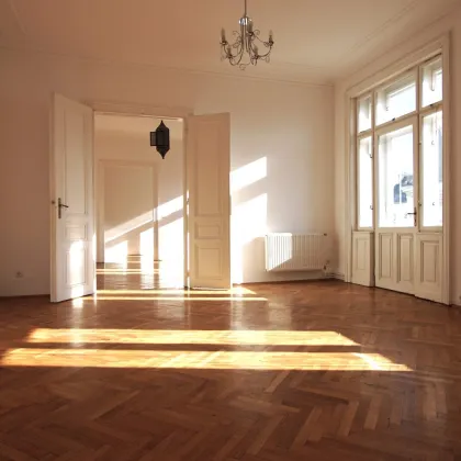 sonniges, großzügiges Altbaubüro im 7. Bezirk mit 2 Balkonen - Bild 3