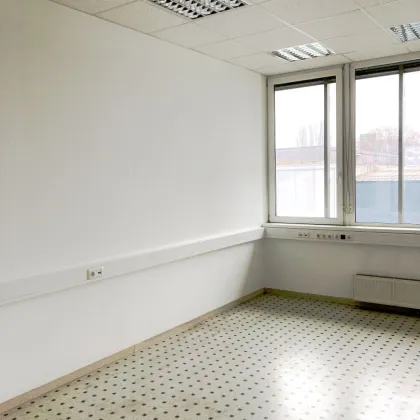 SUPER LAGE! PENTHOUSE-BÜRO - Helle Büro- oder Ordinationsflächen inkl. Klimaanlage, Glasfaseranschluss + 3 BALKONE! Tiefgaragenplätze vorhanden!! TOP-SICHTBARKEIT! - Bild 2