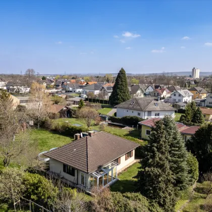 ** Netter Bungalow mit Wintergarten auf großem Grundstück - Direkt beim Schlosspark ** - Bild 3