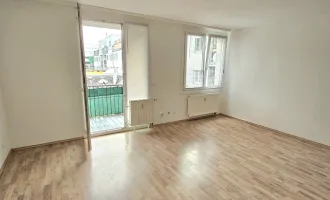 frisch renoviert und hofseitig gelegene 3-Zimmer mit Balkon: Tokiostraße!