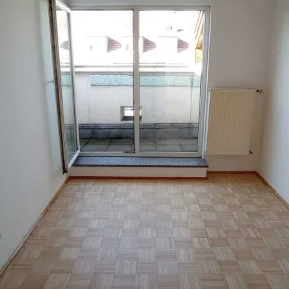 Moderne, sehr helle Dachgeschosswohnung mit sonniger Terrasse - 2er WG-tauglich - vis a vis U3 Station Enkplatz gelegen! - Bild 2