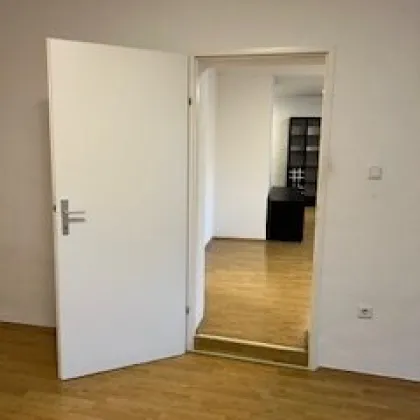 Stilvolles Wohnen am Fuße des Schlossbergs - Moderne 2-Zimmer Wohnung in top Lage mit Einbauküche - Bild 2