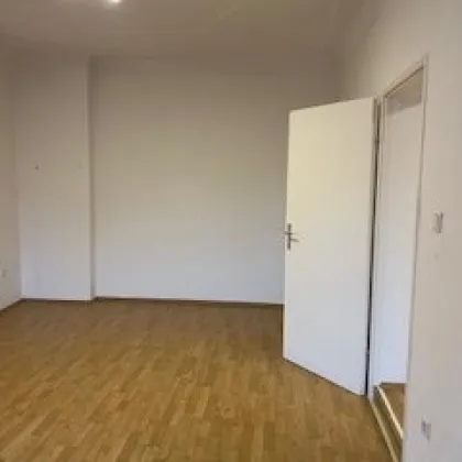 Stilvolles Wohnen am Fuße des Schlossbergs - Moderne 2-Zimmer Wohnung in top Lage mit Einbauküche - Bild 3