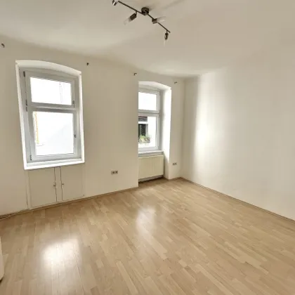 Komplette Hofruhelage! Ideale Kleinwohnung + Rundum saniertes Altbauhaus + Perfekte Infrastruktur! Worauf warten Sie noch? - Bild 3