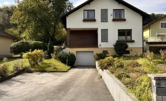 Gepflegtes Wohnen in idyllischer Lage: Heiligenkreuz - Einfamilienhaus mit 6 Zimmern, Balkon, Garage etc.