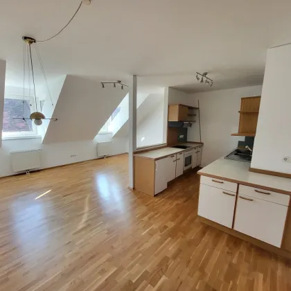 Zentrum - Balkon- Traum Ausblick - großzügige 2-Zimmer-Wohnung - 78m² - Lift - Bild 2