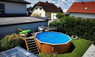 Moderne Doppelhaushälfte mit Pool, Garage und Garten