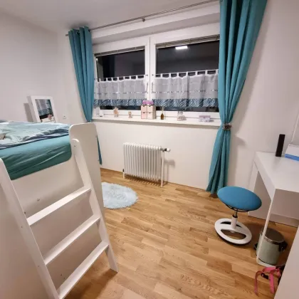 Einladende 4 Zimmer-Familienwohnung mit Loggia in sonniger Siedlungslage! - Bild 3