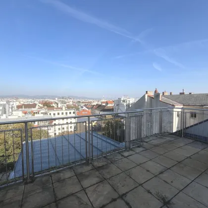 1070! Tolle 2-Zimmer DG-Maisonette mit neuer Küche, großer Terrasse und phantastischem Weitblick! UNBEFRISTET! - Bild 2