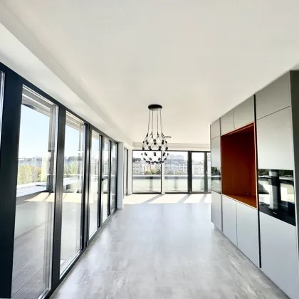 Lichtdurchflutetes LUXUS-Penthouse mit DREI TERRASSEN mit gesamt 112 m² und einzigartigem Ausblick auf den DONAUKANAL und das ZENTRUM von WIEN - Bild 2