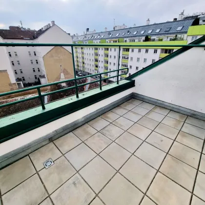 Neuer Preis - Nutzen Sie die Gelegenheit! Traumhaft Wohnen im Dachgeschoss + Privater Zugang im Stiegenhaus + Hofseitige Terrasse + U-Bahn ums Eck + Beste Infrastruktur und Anbindung! - Bild 2