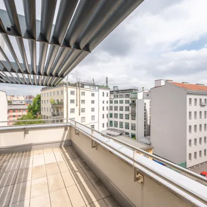 ab 1.2.25: praktisch aufgeteilte helle 2 Zimmer Dachgeschosswohnung mit Terrasse - Bild 3