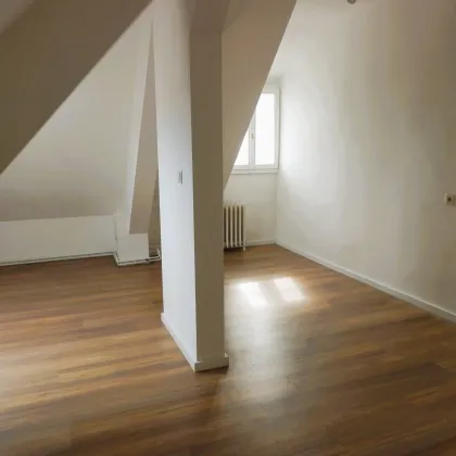 Altbau-Dachgeschoßwohnung mit Flair - Bild 2