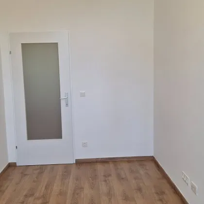 Erstbezug nach Generalsanierung, helle 2 Zimmer Altbau Wohnung, unbefristet - Bild 3