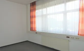 Ca. 140 m² große Büro-, Ordination- bzw. Praxisräume im Obergeschoß eines Geschäftshauses, direkt beim Einkaufszentrum und dennoch in ruhiger Lage in Hollabrunn zu vermieten!