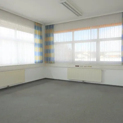 Ca. 140 m² große Büro-, Ordination- bzw. Praxisräume im Obergeschoß eines Geschäftshauses, direkt beim Einkaufszentrum und dennoch in ruhiger Lage in Hollabrunn zu vermieten! - Bild 2