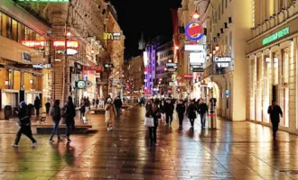 Schöne Bar in einer historischen Straße in Wien