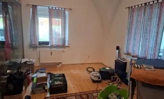 Zentrale 2-Zimmer-Altbauwohnung mit Küchenblock am Hauptplatz in Kapfenberg zu mieten !