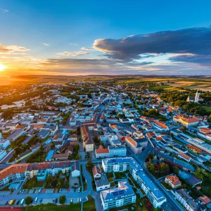 ZUM JUNGBRUNNEN! Besser geht´s nicht - Kleinwohnung mit Riesenterrasse! Viel Freiraum + Maximaler Platz auf minimaler Fläche + Beste Infrastruktur + Hochwertige Materialien + Garagenplatz optional! - Bild 2