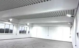 TOP ERSTBEZUG! Knapp 200m² Halle mit eigenem Büro, Duschen & PKW - Stellplätzen.