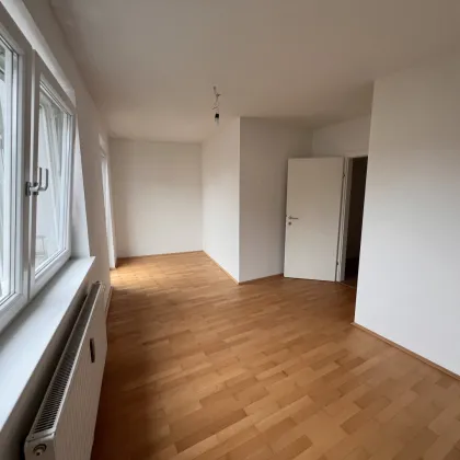 Schöne 2-Zimmer-Wohnung mit Balkon in der Nähe des Cityparks, mit Tiefgarageplatz! - Bild 2